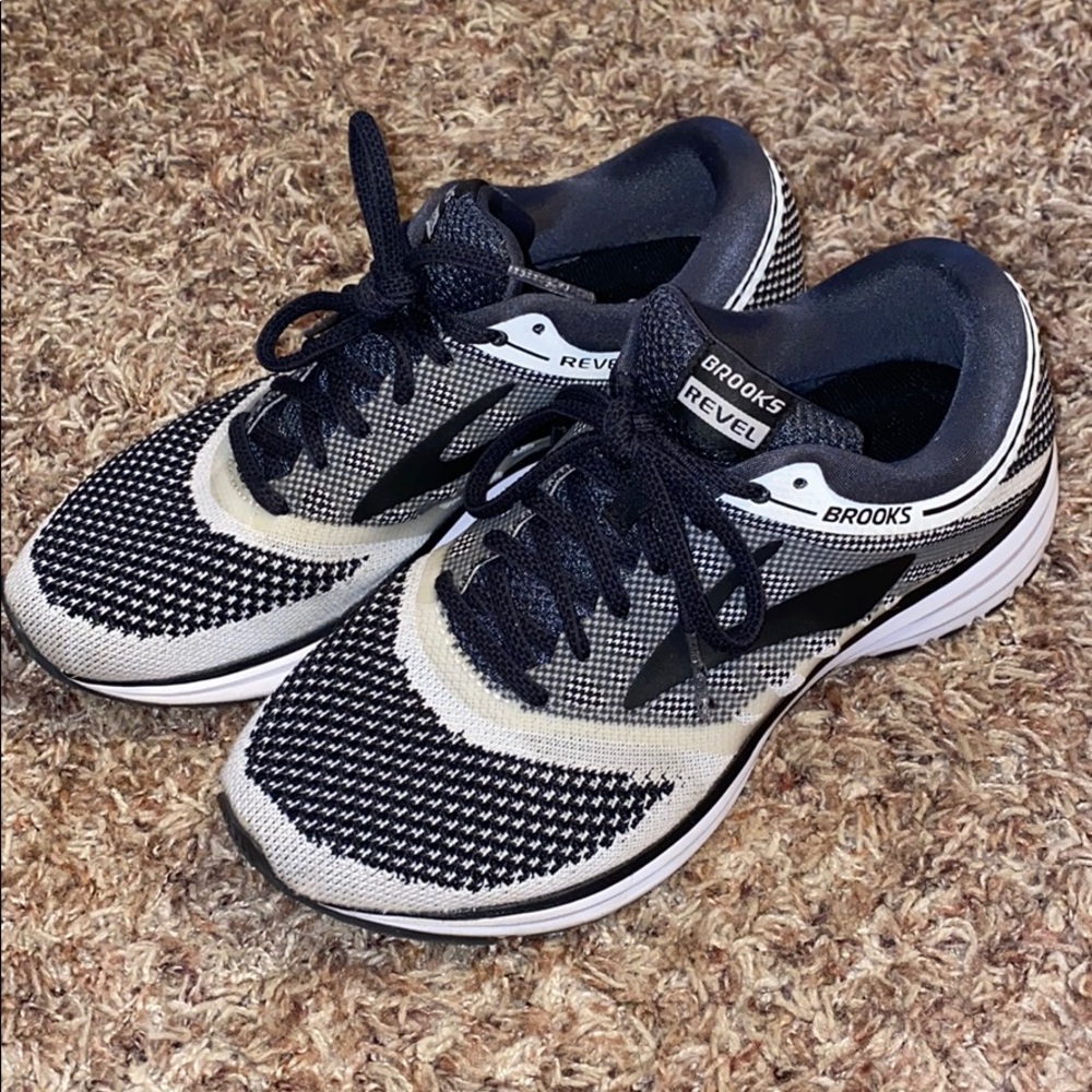 Brooks tennis shoes! Black and white